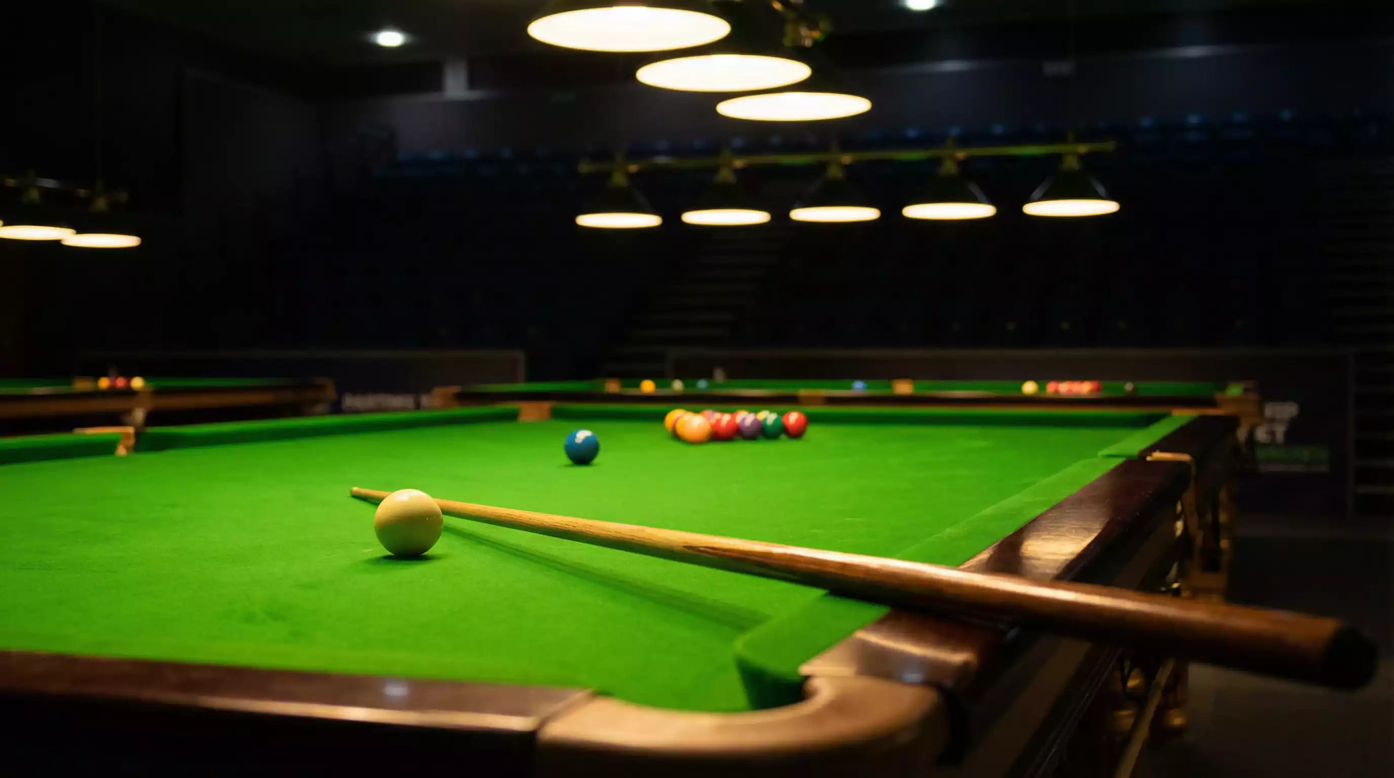 Snooker-Tisch mit Queue und Bällen in Turnieratmosphäre