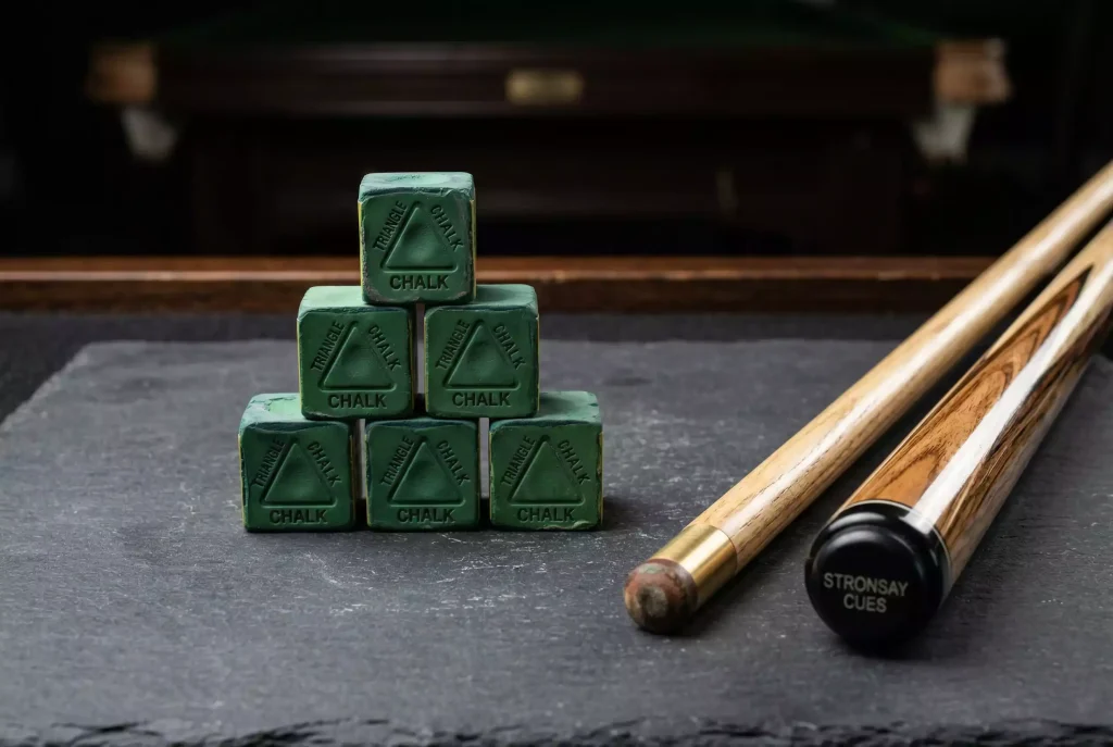 Gestapelte Snooker-Kreide neben einem Queue als Symbol für systematisches Bankroll Management