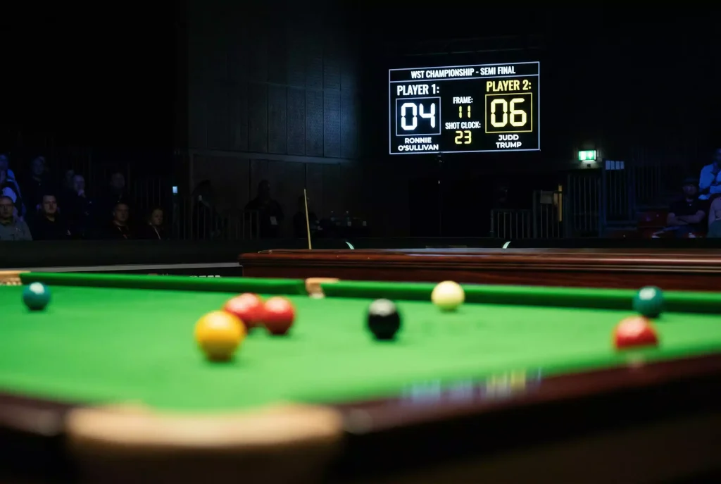 Snooker-Scoreboard im Hintergrund mit unscharfen Bällen im Vordergrund als Symbol für Spielerformanalyse