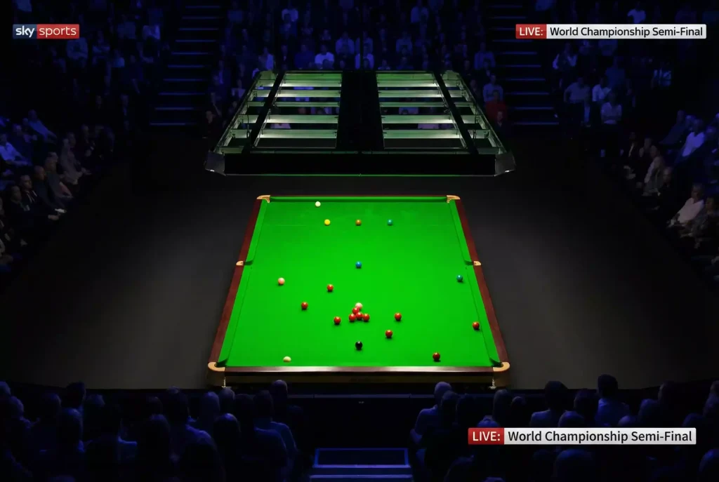 Snooker-Tisch aus der TV-Perspektive mit Beleuchtung als Symbol für Livestream und Übertragung