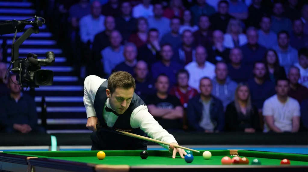 Snooker Livewetten – Spieler am Snookertisch unter Scheinwerferlicht vor Publikum
