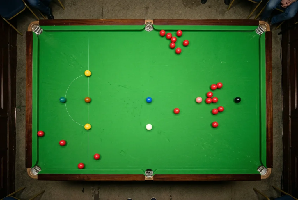 Snooker-Bälle verteilt über den gesamten Tisch als Symbol für die Frame-Anzahl bei Over/Under-Wetten