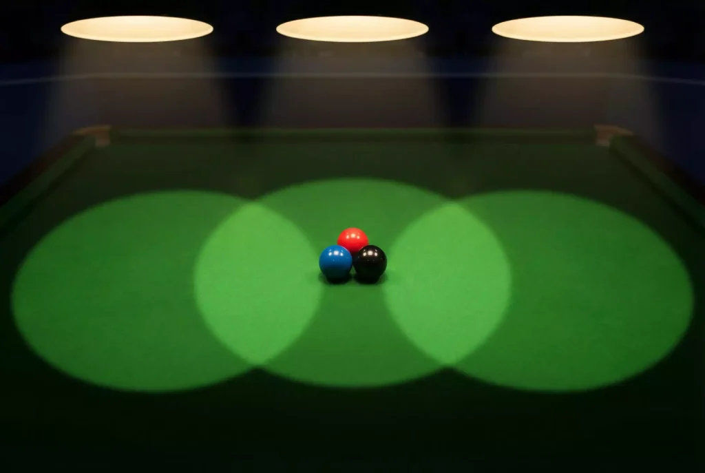 Drei Snooker-Bälle in Gold Silber und Bronze auf grünem Tuch als Symbol für die Triple Crown Turniere