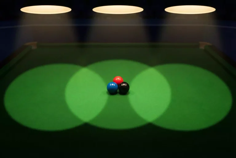 Drei Snooker-Bälle in Gold Silber und Bronze auf grünem Tuch als Symbol für die Triple Crown Turniere