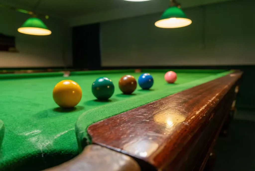 Snooker-Bälle auf grünem Tuch mit Blick entlang der Bande als Symbol für strategische Quotenanalyse