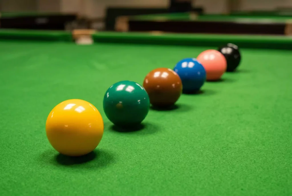 Reihe farbiger Snooker-Bälle in aufsteigender Wertigkeit als Symbol für die Weltrangliste im Snooker