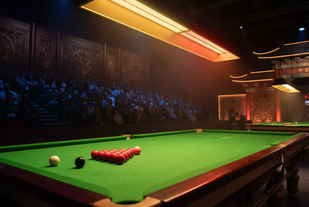 Snooker-Tisch unter roter und goldener Beleuchtung als Symbol für Snooker-Wachstum in China