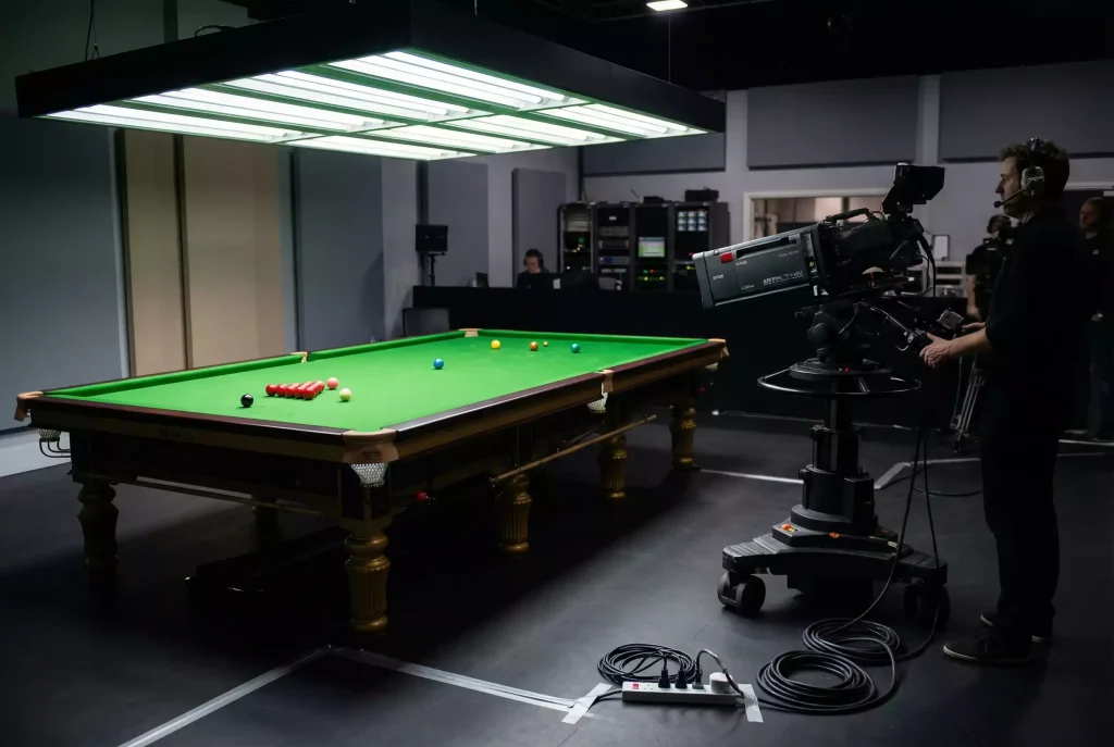 Snooker-Tisch mit Fernsehkameras im Hintergrund als Symbol für die wachsende Snooker-Fangemeinde in Deutschland
