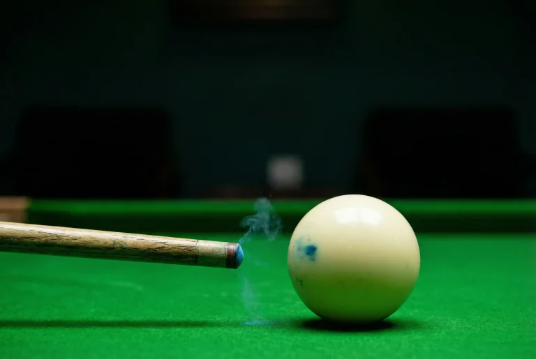 Miscue an einem Snooker-Queue als Symbol für typische Fehler bei Snooker-Wetten