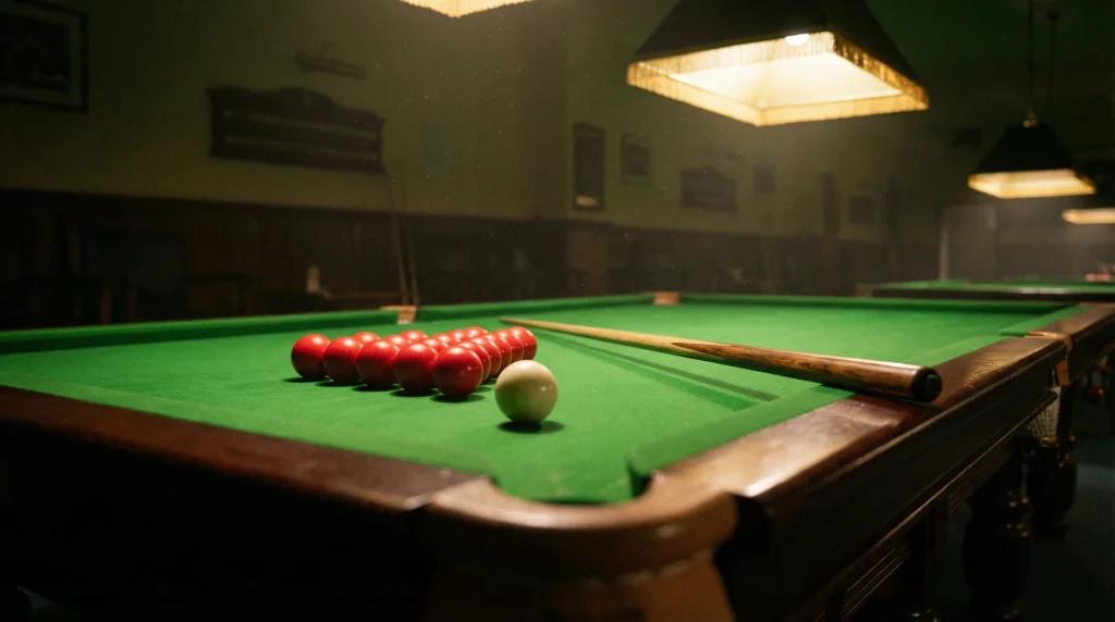 Snooker Wetten Strategie – Queue liegt auf grünem Filz neben aufgereihten Kugeln