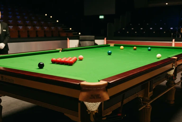 Snooker-Bälle ordentlich auf ihren Spots platziert vor Spielbeginn als Symbol für gründliche Wettvorbereitung