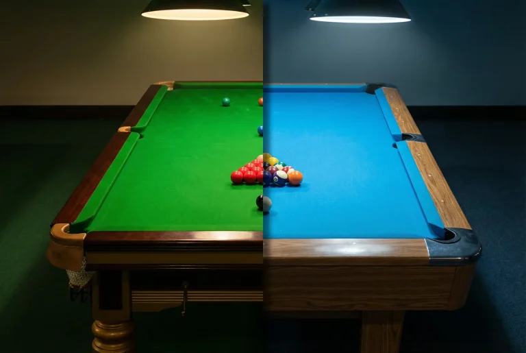 Snooker-Tisch und Pool-Tisch nebeneinander als Symbol für den Vergleich der beiden Cuesport-Wettmärkte