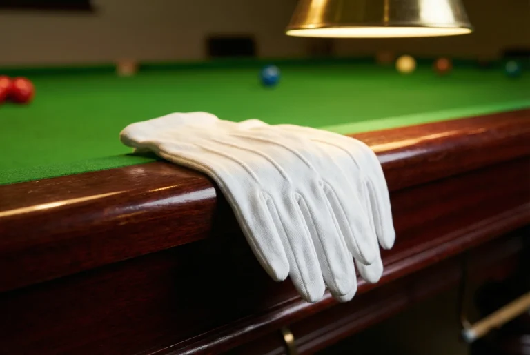 Snooker-Schiedsrichter mit weissen Handschuhen am Tisch als Symbol für Wettintegrität und Fairplay